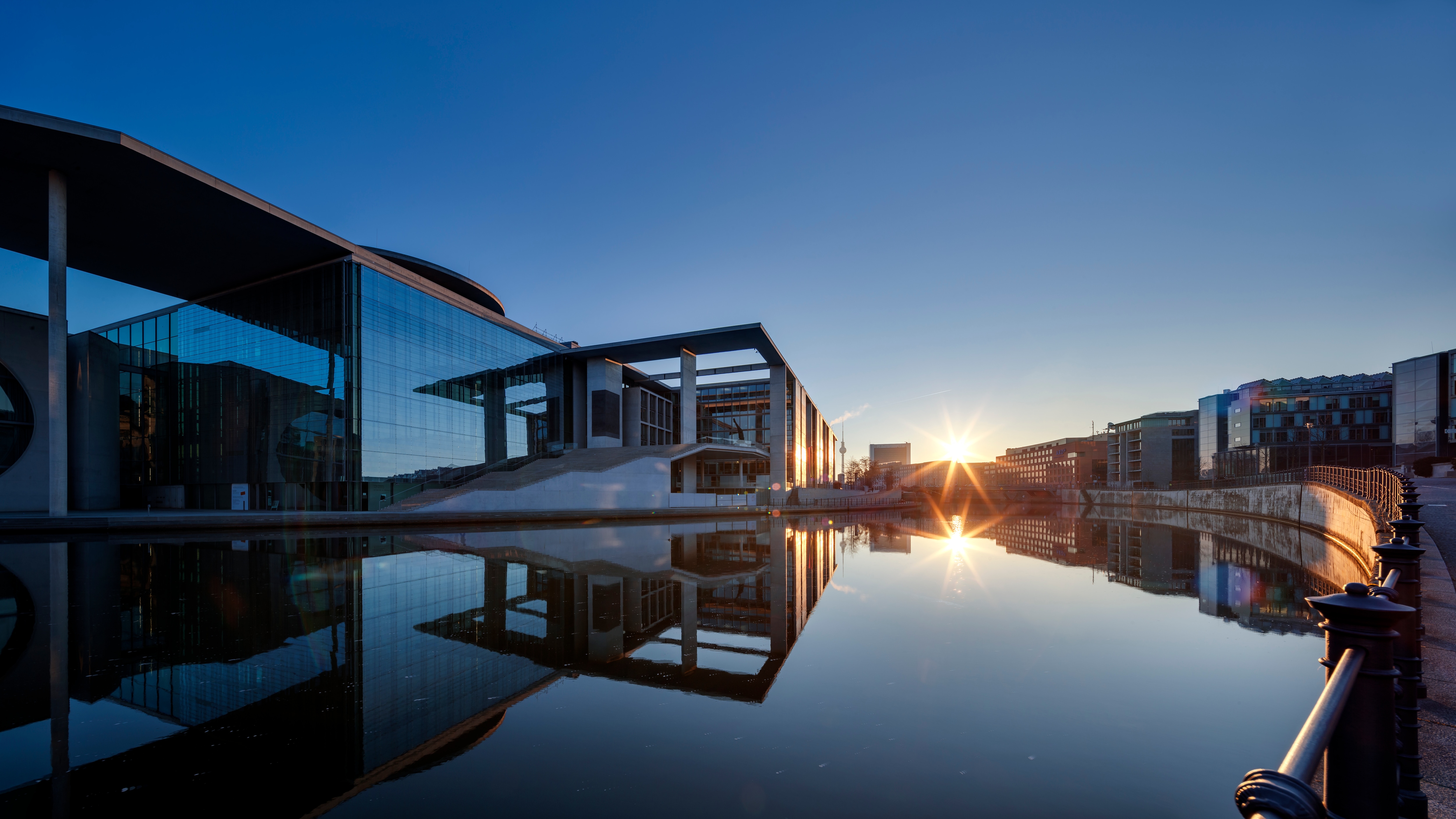 berlin_government_building_reflection_sunrise.jpg