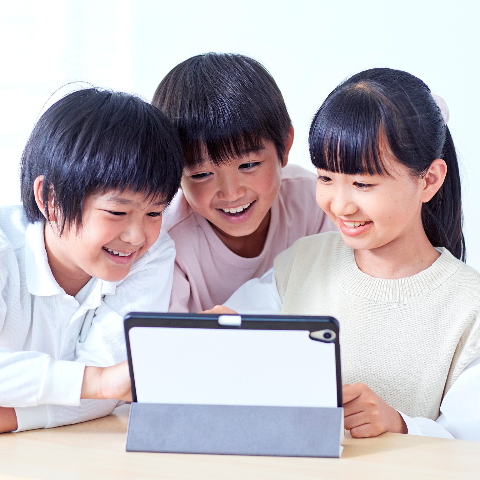 Japanese kids using tablet