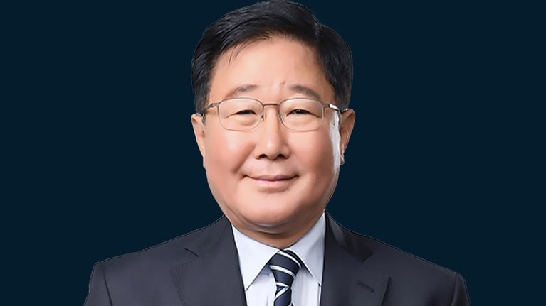 Seok Cho headshot