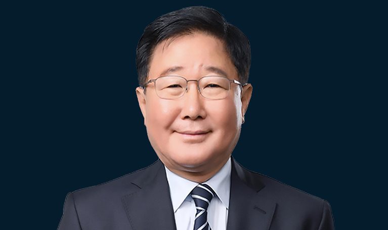 Seok Cho headshot