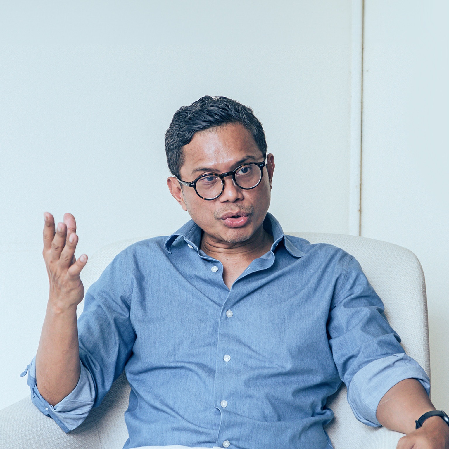 Photo of Pahala Mansury answering interview question.