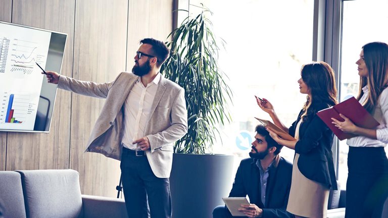 An image linking to the web page “التفكير المستقبلي في القضايا الوجودية التي تواجه الطبقة الوسطى ي كل دولة مع 'هومي خاراس” on McKinsey.com