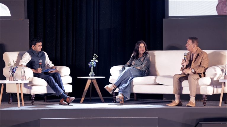 El socio de McKinsey Raunak Shah (izquierda) conduce un panel con la cineasta Zoya Akhtar (centro) y el jugador de críquet Sunil Gavaskar (derecha) en el evento Brilliant Moves: Live de McKinsey & Company en India.