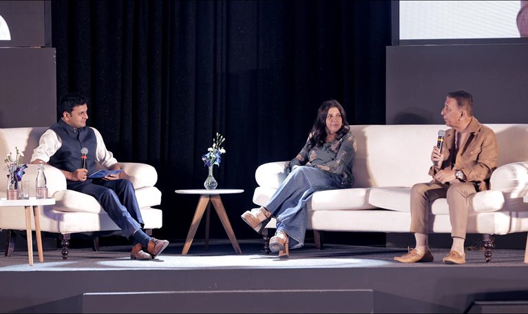 El socio de McKinsey Raunak Shah (izquierda) conduce un panel con la cineasta Zoya Akhtar (centro) y el jugador de críquet Sunil Gavaskar (derecha) en el evento Brilliant Moves: Live de McKinsey & Company en India.