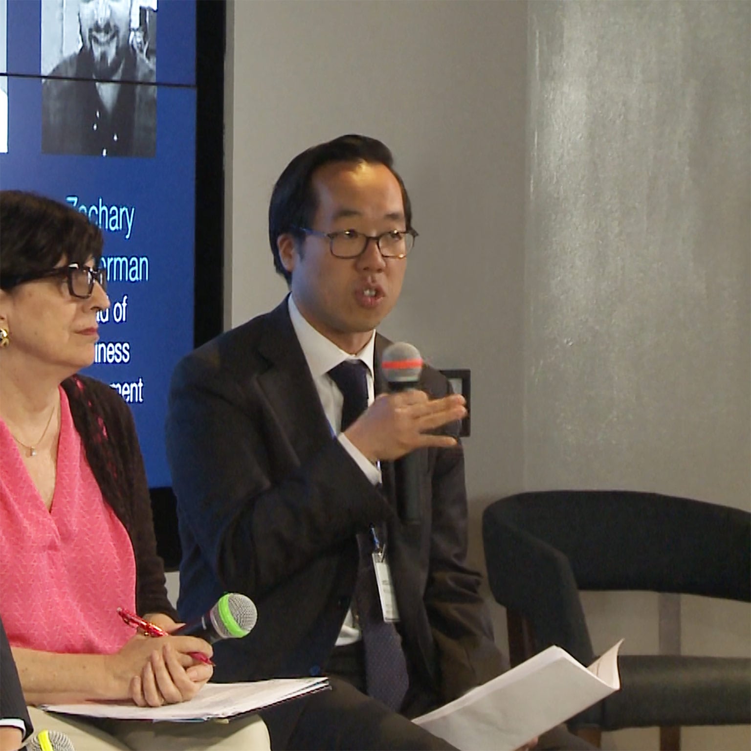 How can the private and public sectors work together to create smart cities?