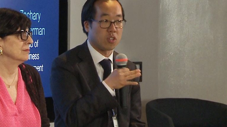 How can the private and public sectors work together to create smart cities?