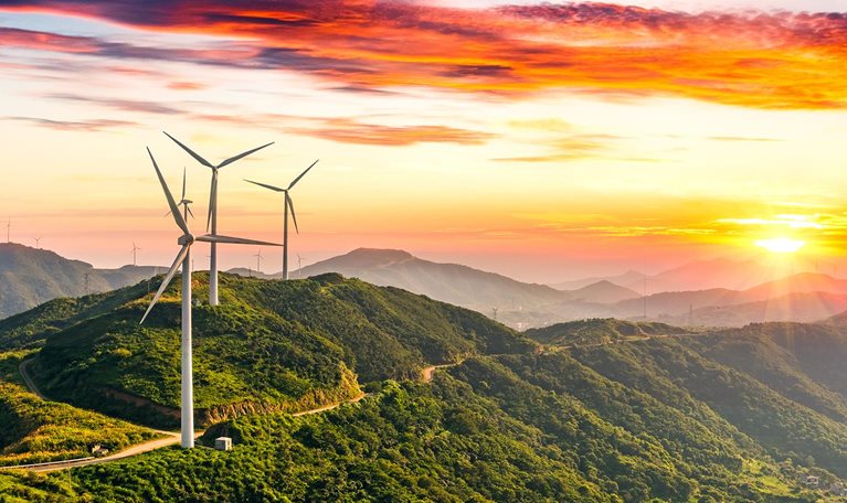 Huge wind turbines were erected on the top of the mountain.