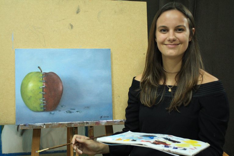 Joana at painting and apple at a painting class