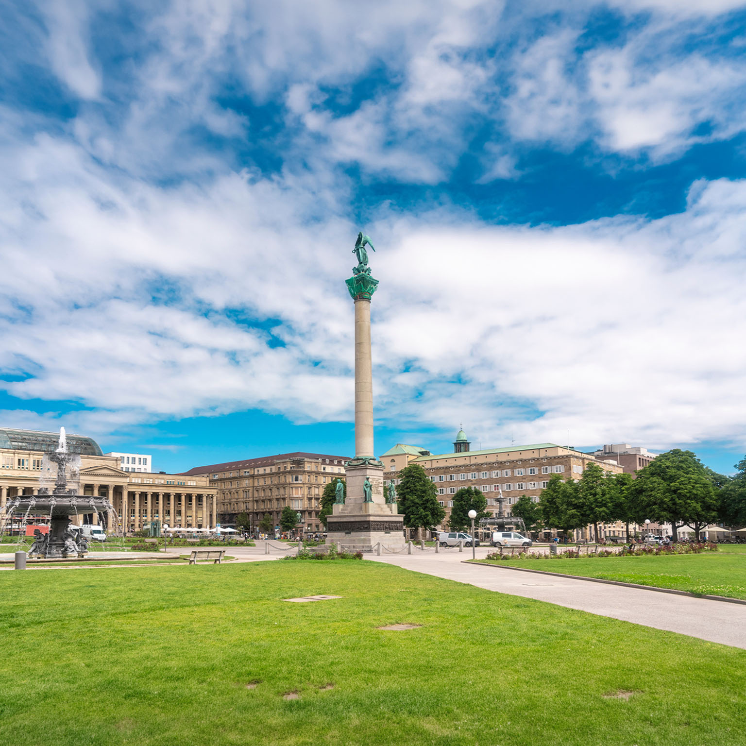  Germany, Baden-Wurttemberg, Stuttgart, Clouds over Schlossplatz with Jubilaumssaule in foreground