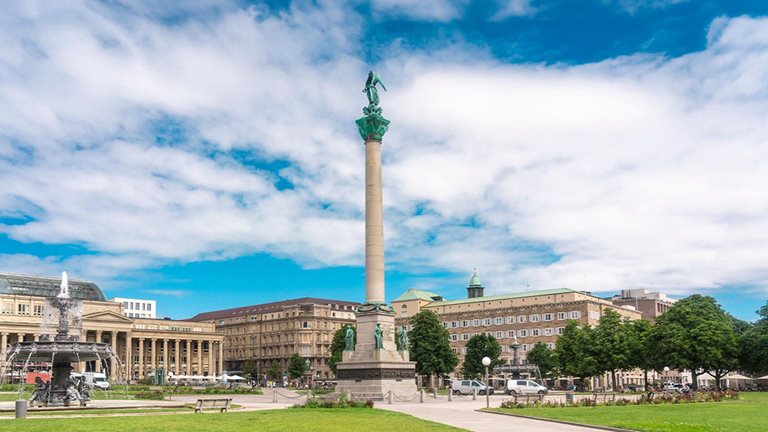  Germany, Baden-Wurttemberg, Stuttgart, Clouds over Schlossplatz with Jubilaumssaule in foreground