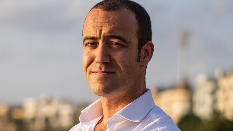 Headshot of Simon Mundy