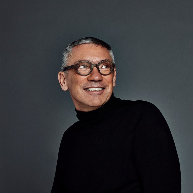 Headshot of Andrew Robertson.