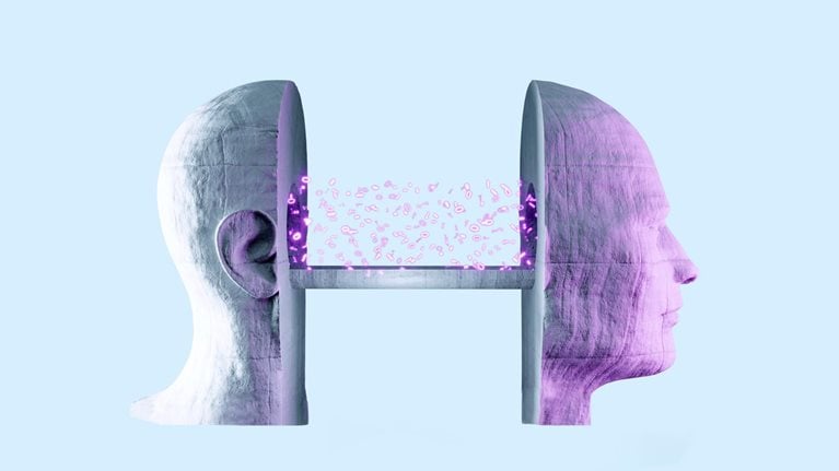 Un perfil de una cabeza 3D hecha de hormigón que se corta por la mitad creando dos partes separadas. Los números binarios de neón rosa viajan de la mitad de la cabeza a la otra mediante un puente de piedra que conecta las dos partes.