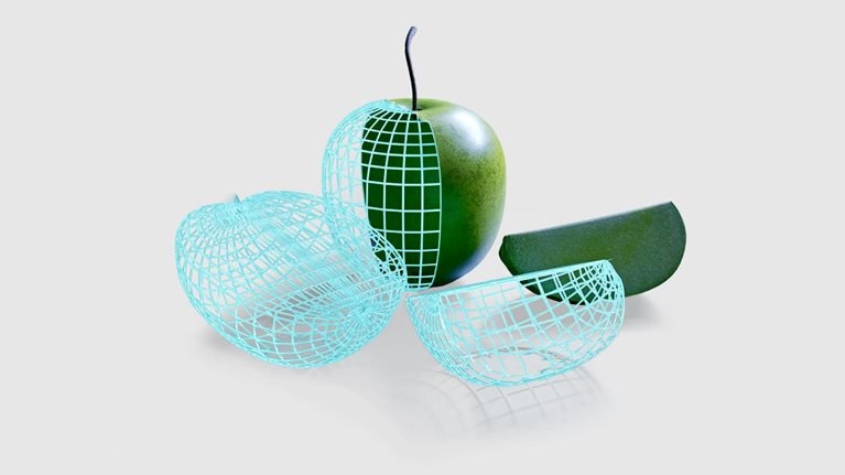 Una manzana verde dividida en 3 partes sobre un fondo gris. La mitad de la manzana está hecha de una malla de alambre azul digital.