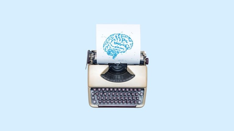 Una máquina de escribir antigua de la que sale una hoja de papel. El papel tiene impreso el patrón de un cerebro hecho de letras recientemente mecanografiadas.