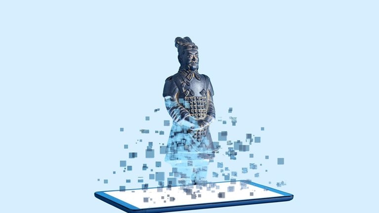 Una figura de soldado de terracota que emerge de una tableta digital. El soldado parece digitalizado en su base pero se convierte en una forma sólida en su parte superior.