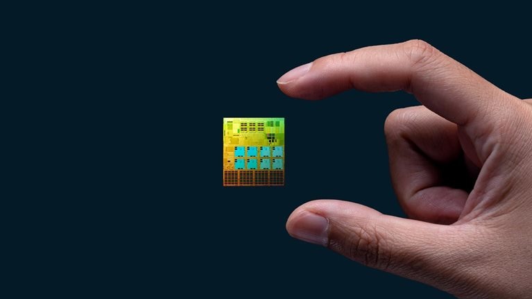 Semiconductor chip levitation between fingers
