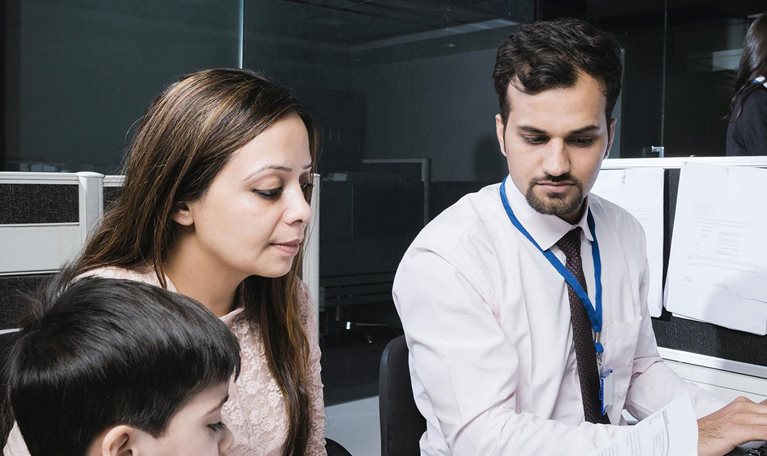 photo young woman talking to loan officer
