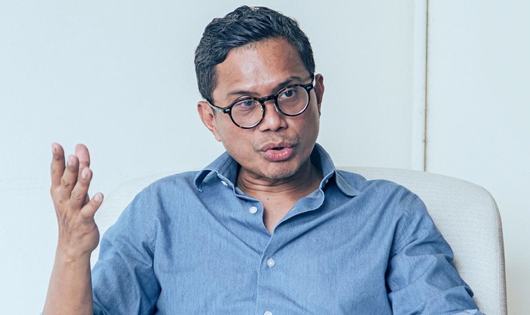 Photo of Pahala Mansury answering interview question.